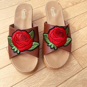 Leather “Camino” slipper sandals with large embroidered rose decals. Size 9/10.